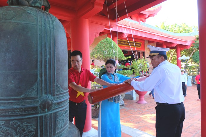 Đoàn công tác Hội LHPN Việt Nam tham gia nhiều hoạt động văn hóa, tâm linh trong hải trình Trường Sa