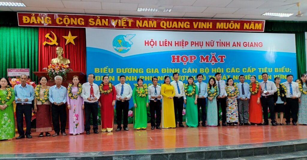 Hội Liên hiệp Phụ nữ tỉnh An Giang Họp mặt biểu dương gia đình cán bộ Hội các cấp tiêu biểu và điển hình phụ nữ vượt khó, thoát nghèo bền vững giai đoạn 2018 – 2022