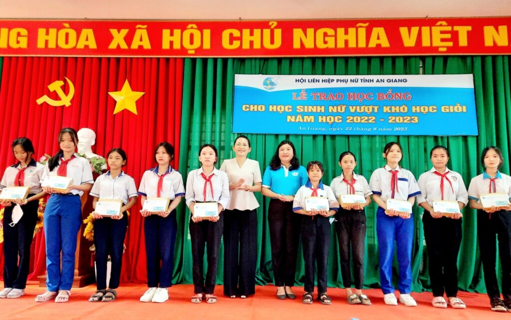 Hội Liên hiệp Phụ nữ tỉnh An Giang tổ chức lễ trao học bổng cho học sinh nữ vượt khó học giỏi năm học 2022-2023