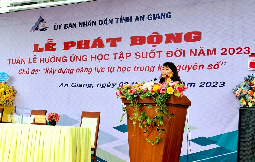 Giám đốc Sở GD&amp;ĐT An Giang Trần Thị Ngọc Diễm phát biểu đề dẫn tại Lễ phát động. ảnh 3