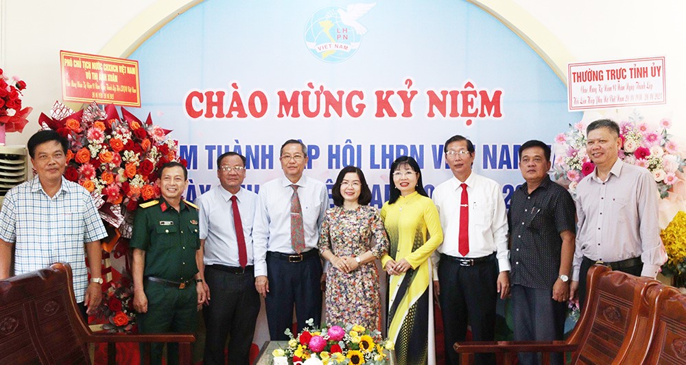 Thường trực Tỉnh ủy An Giang thăm, chúc mừng Hội Liên hiệp Phụ nữ tỉnh