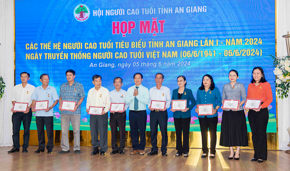 Họp mặt các thế hệ người cao tuổi tiêu biểu tỉnh An Giang