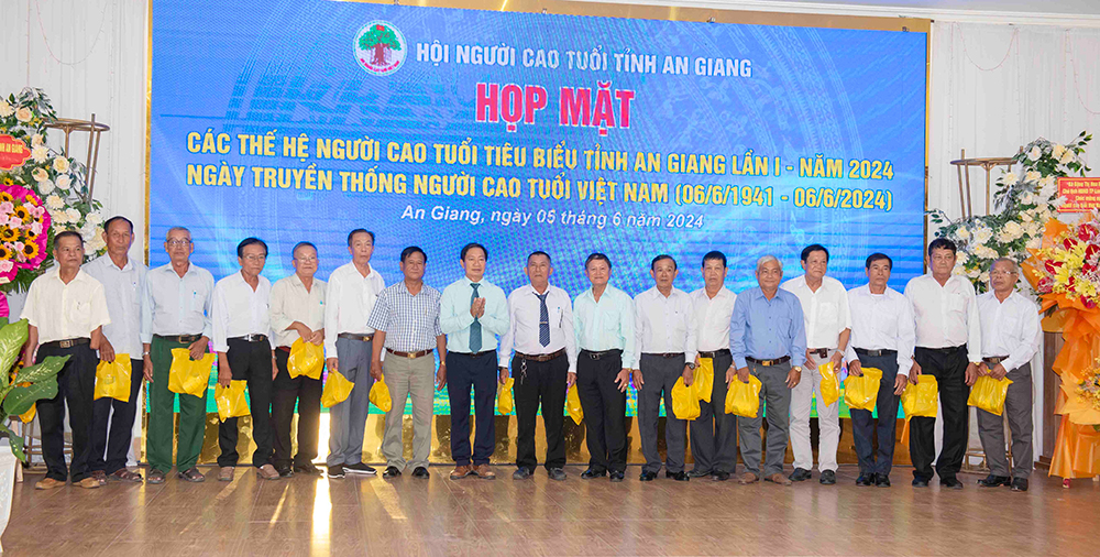 Họp mặt các thế hệ người cao tuổi tiêu biểu tỉnh An Giang