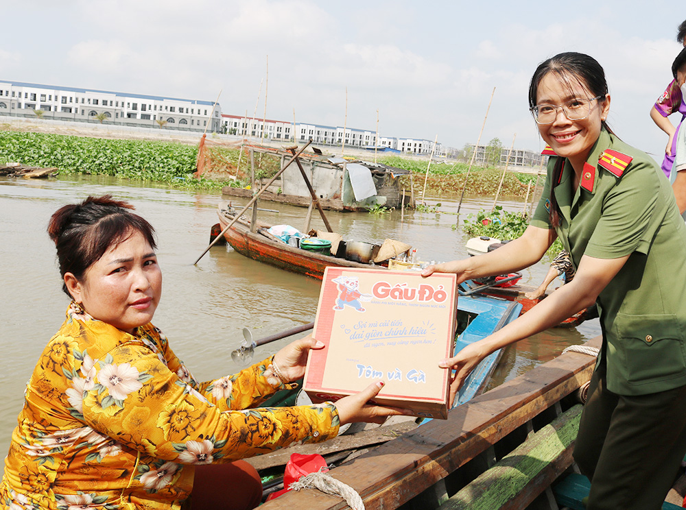 Trao gởi yêu thương đến từng hộ dân trên sông nước Long Xuyên