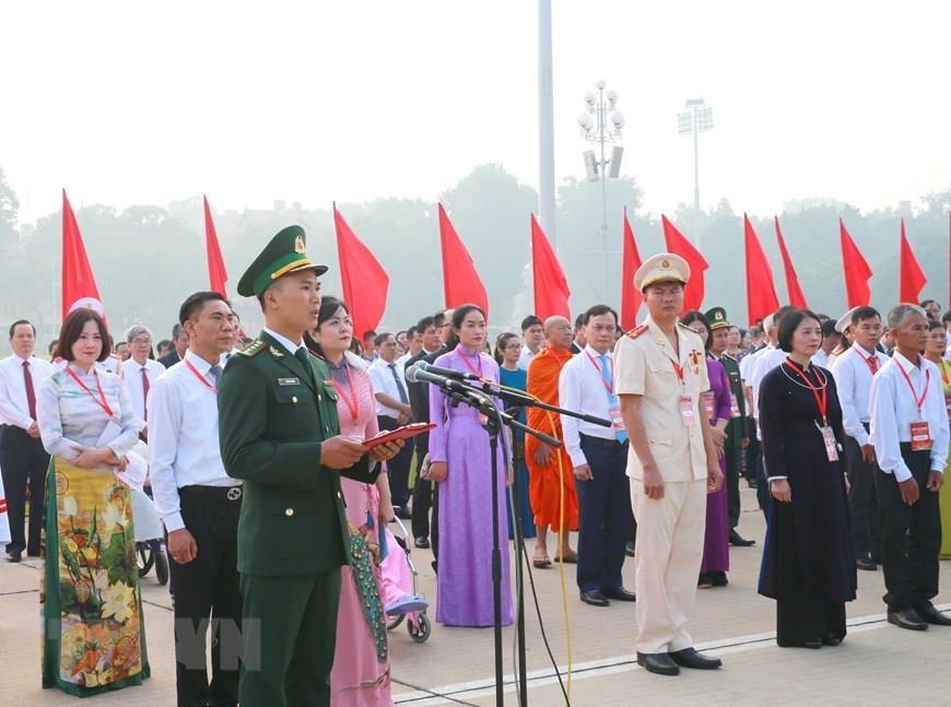 Đại úy Vũ Văn Cường thay mặt các điển hình tiêu biểu học tập và làm theo tấm gương đạo đức, phong cách Hồ Chí Minh năm 2023 báo công với Bác. Ảnh: TTXVN