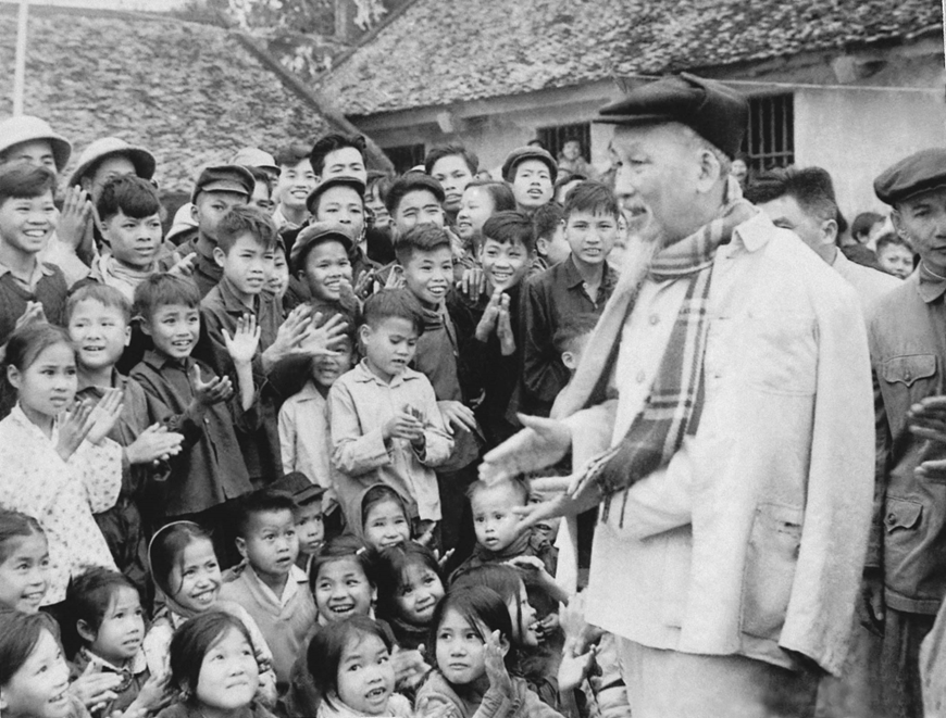 Di chúc Chủ tịch Hồ Chí Minh - Ngọn cờ đoàn kết, dẫn dắt toàn dân tộc đi tới tương lai tươi sáng - Bài 2: Làm cách mạng là mang lại cuộc sống ấm no, tự do, hạnh phúc cho nhân dân