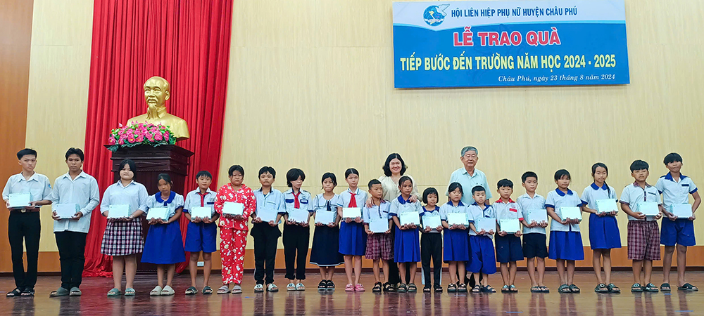 Trao 144 phần quà “tiếp bước đến trường” cho học sinh huyện Châu Phú