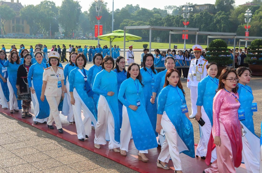 Đoàn đại biểu dự lễ trao Giải thưởng Nguyễn Thị Định và Biểu dương Chủ tịch Hội LHPN cấp huyện vào lăng viếng Bác- Ảnh 3.