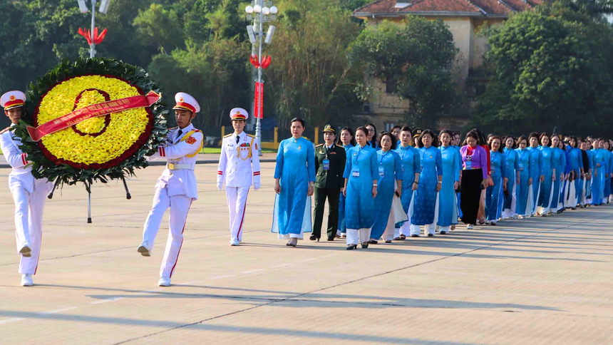 Đoàn đại biểu dự lễ trao Giải thưởng Nguyễn Thị Định và Biểu dương Chủ tịch Hội LHPN cấp huyện vào lăng viếng Bác- Ảnh 1.