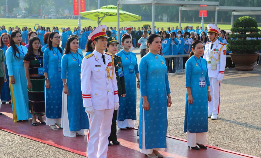 Đoàn đại biểu dự lễ trao Giải thưởng Nguyễn Thị Định và Biểu dương Chủ tịch Hội LHPN cấp huyện vào lăng viếng Bác- Ảnh 2.