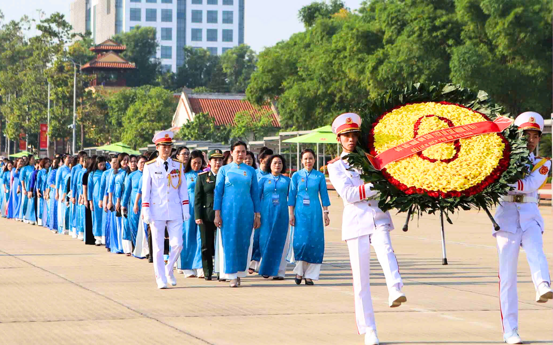 Đoàn đại biểu dự lễ trao Giải thưởng Nguyễn Thị Định và Biểu dương Chủ tịch Hội LHPN cấp huyện vào lăng viếng Bác