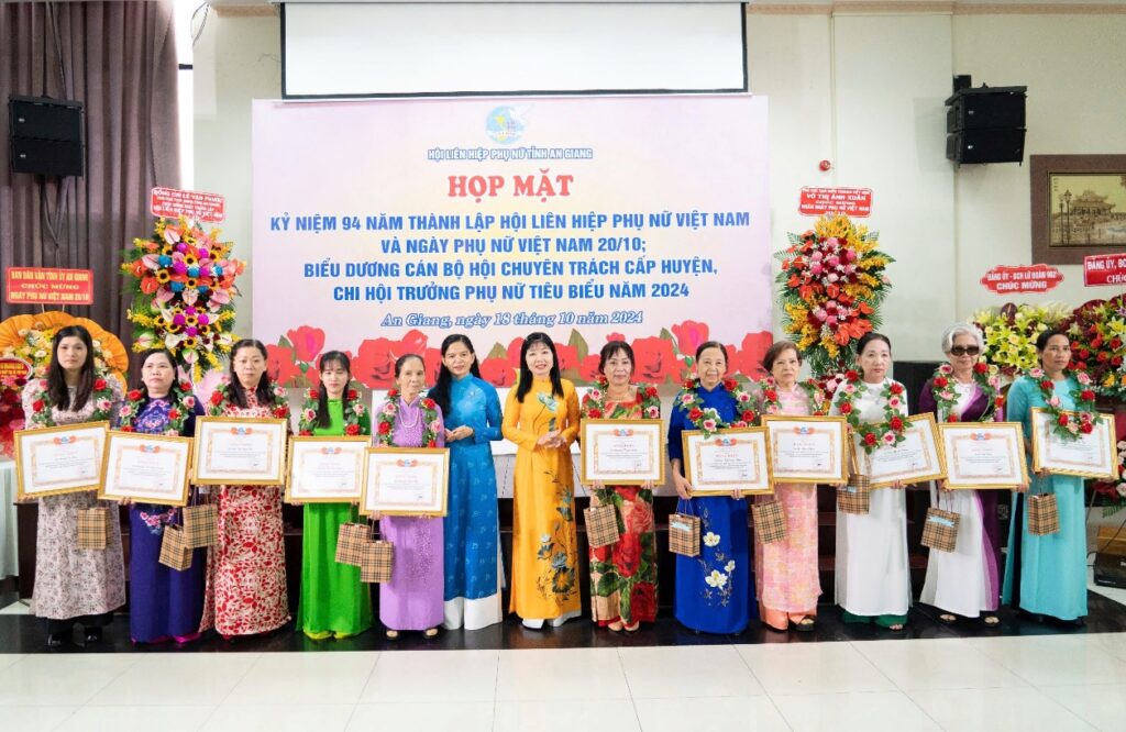 Họp mặt biểu dương cán bộ Hội chuyên trách cấp huyện và Chi Hội trưởng Phụ nữ tiêu biểu tỉnh An Giang năm 2024