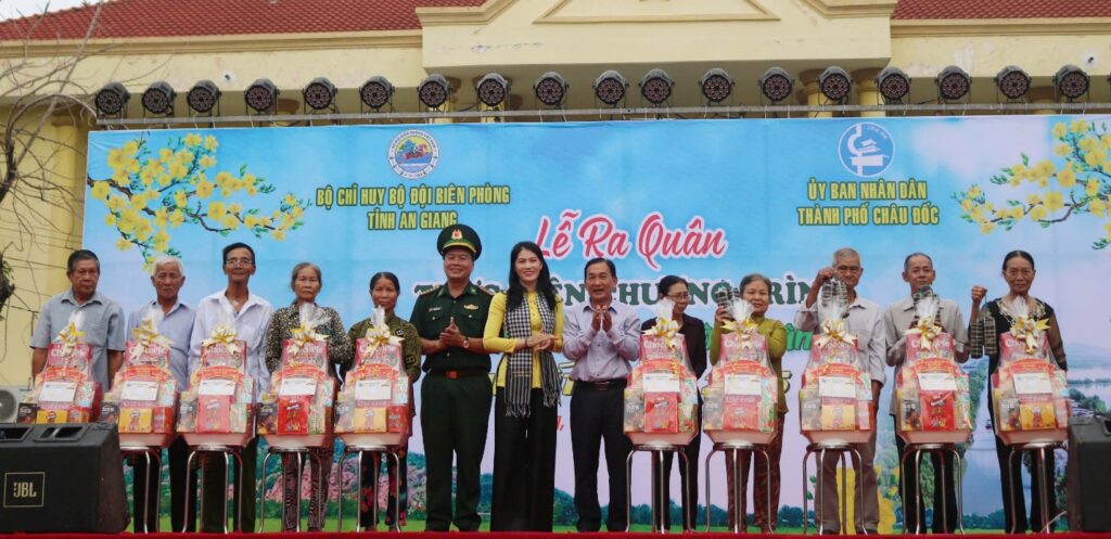 Ra quân Chương trình “Xuân biên phòng ấm lòng dân bản” tại thành phố Châu Đốc