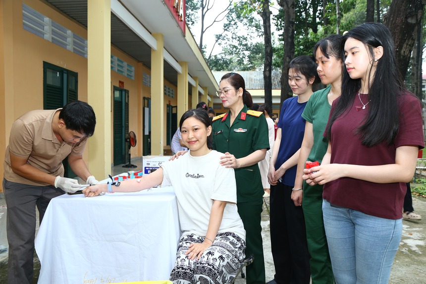 "Bóng hồng" ngày đầu trong quân ngũ - Ảnh 5.