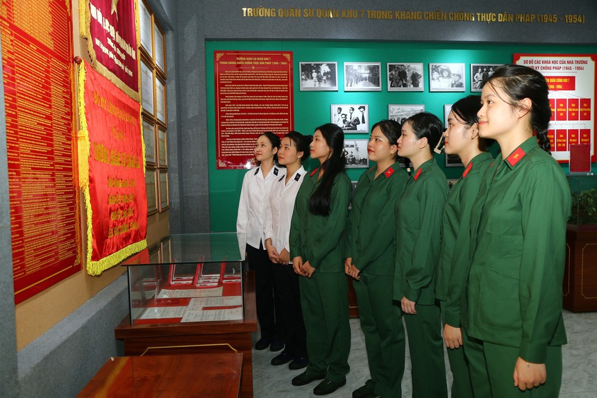 "Bóng hồng" ngày đầu trong quân ngũ - Ảnh 9.