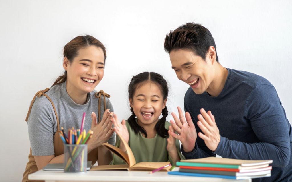 Muốn không phải liên tục quát mắng, nhắc nhở con, bố mẹ thử áp dụng cách này