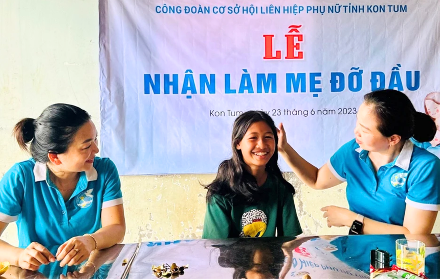 Cán bộ Hội LHPN tỉnh Kon Tum nhận đỡ đầu trẻ mồ côi người Ba Na, hưởng ứng phong trào Mẹ đỡ đầu do Trung ương Hội LHPN Việt Nam phát động -  Ảnh: Phong Lan