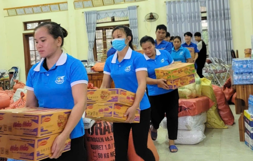 cán bộ, hội viên phụ nữ tỉnh Tuyên Quang tiếp tế nhu yếu  phẩm cho các gia đình  bị ảnh hưởng bởi cơn bão số 3 (Yagi) tháng 9/2024        Ảnh: PV