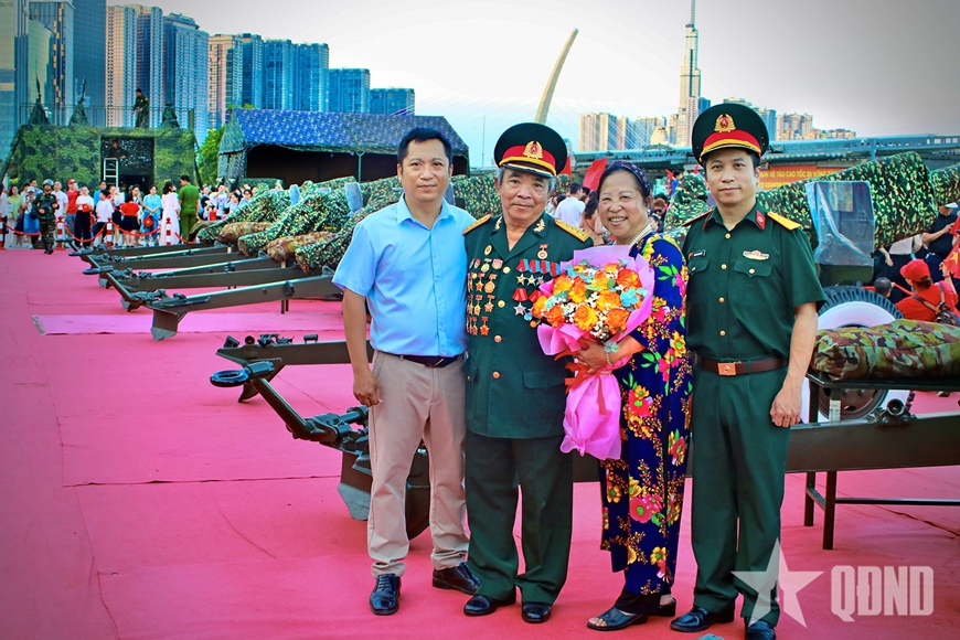 “Tôi vẫn nhớ, bầu trời hôm ấy nở rộ hoa chiến thắng...”